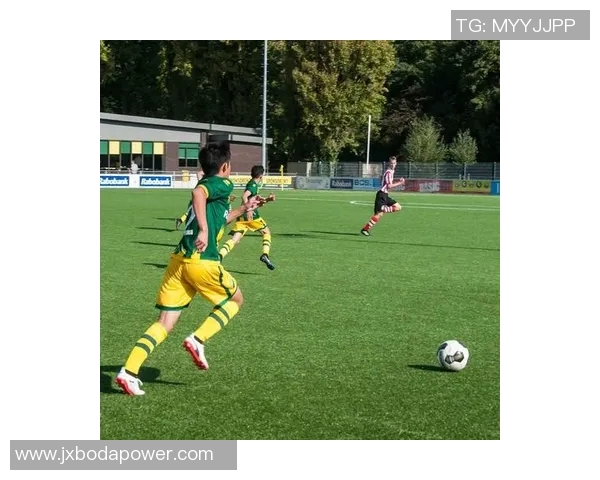 吴彦祖与足球明星的精彩瞬间照片分享,见证运动与魅力的完美结合